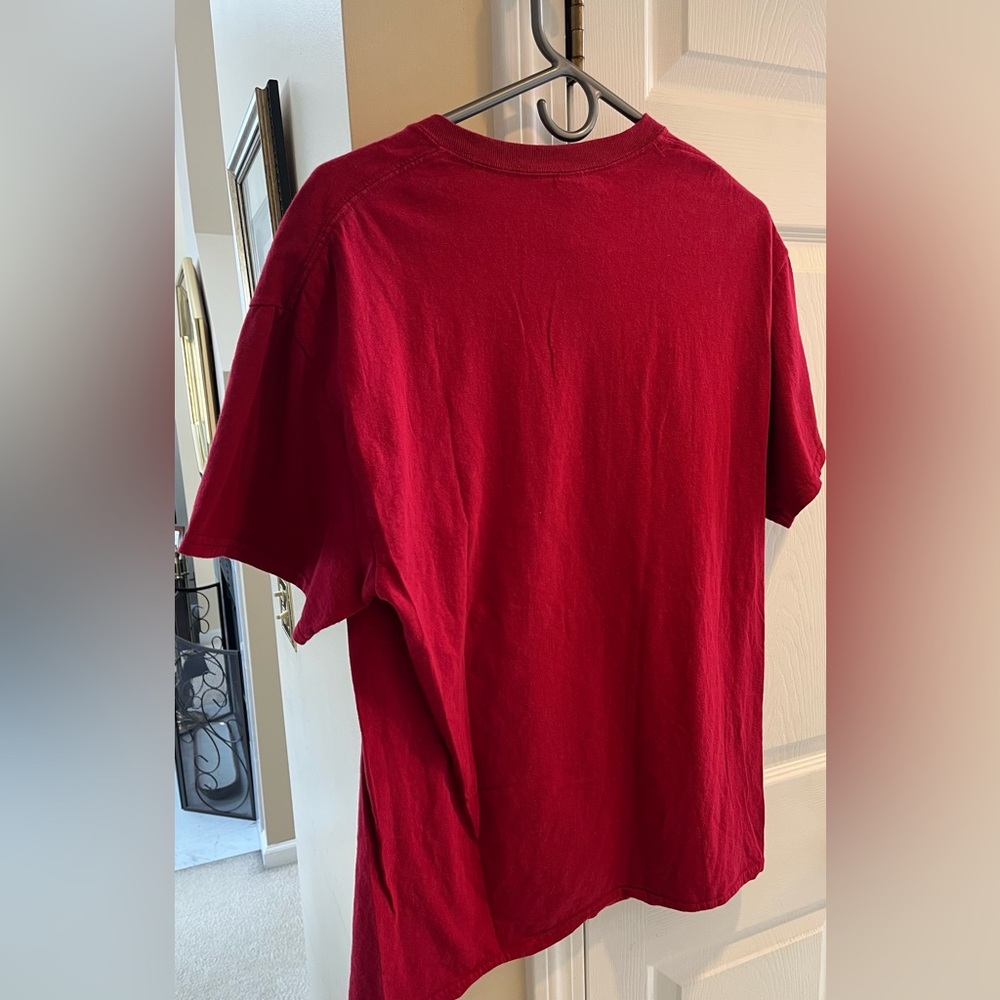 Brown University  maroon  100% cotton 
Size Large Mens T-Shirt
Worn once. - Picture 5 of 10
